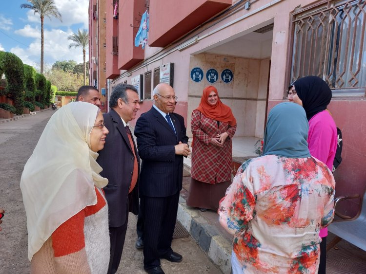 رئيس جامعة بنها في زيارة مفاجئة للمدينة الجامعية ويلتقي بالطالبات