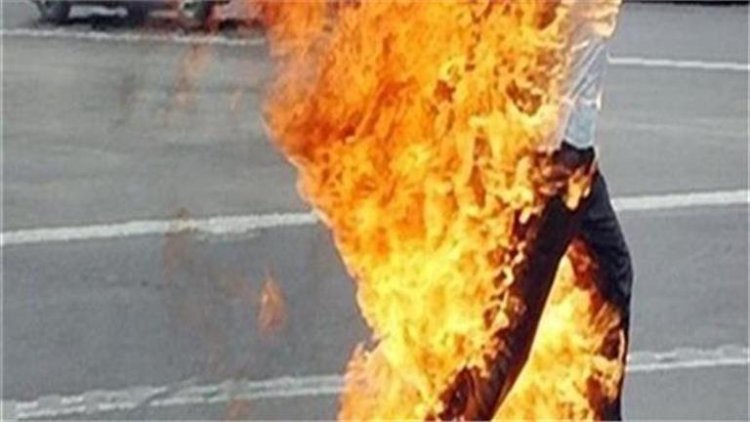 خلال بث مباشر..شاب يشعل النار في نفسه بمدينة نصر