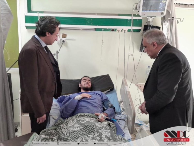 نائبا رئيس جامعة طنطا يزوران طالب كلية الطب المصاب في حادث تصادم