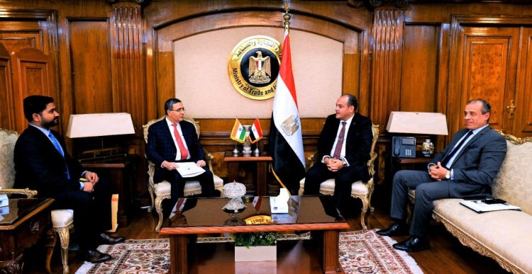 وزير التجارة والصناعة يبحث مع سفير الهند تعزيز التعاون الاقتصادي بين البلدين