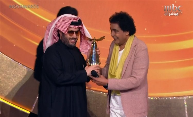 محمد منير يُشعل أجواء حفل «Joy Awards» بـ«الليلة يا سمرا» قبل تكريمه