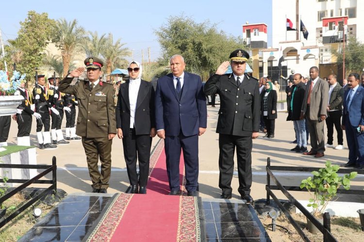 محافظ الوادي الجديد يضع إكليلاً من الزهور على النصب التذكاري لشهداء الشرطة