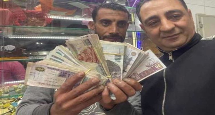 "بطل حقيقي" مهنته بائع شاي للمارة أعاد 50 ألف جنيه.. وصلت له بالخطأ