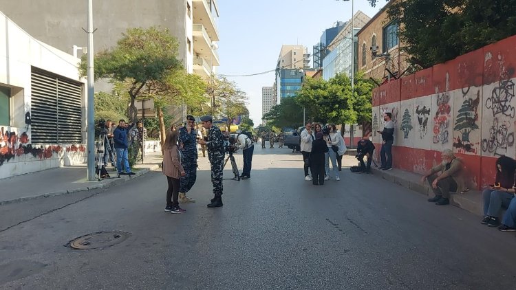 محتجون يقطعون شارع الحمرا بالعاصمة بيروت وسط انتشار أمني مكثف