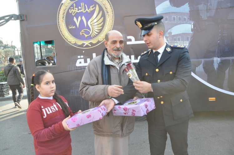 بالصور| أمن القاهرة يوزع الهدايا ولعب الأطفال احتفالا بعيد الشرطة