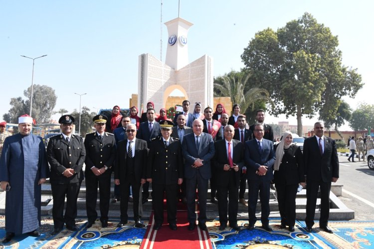 محافظ قنا ومدير الأمن يضعان إكليلا من الزهور على النصب التذكارى لشهداء الشرطة