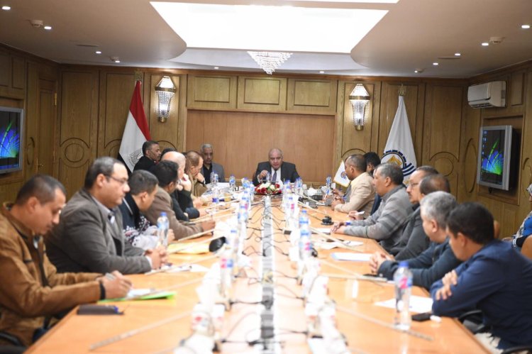 خلال اجتماع موسع.. محافظ قنا يناقش موقف المخططات الاستراتيجية