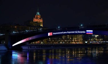 موسكو تزدان بأعلام مملكة البحرين بمناسبة العيد الوطني