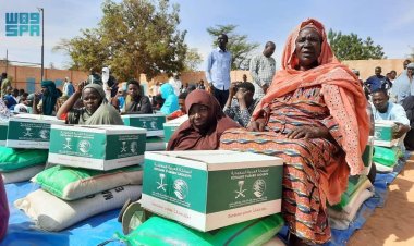 مركز الملك سلمان للإغاثة يوزّع 500 سلة غذائية في مدينة نيامي بالنيجر