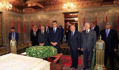 زار ضريح ملك المغرب الراحل.. رئيس وزراء إسبانيا يلتقي نظيره المغربي في الرباط