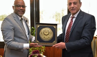 وزير الطيران يبحث مع عمدة مدينة «دنفر»  الأمريكية تشغيل خط طيران جديد بين البلدين