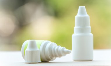 بعد تحذير أمريكي.. دول خليجية تكشف حقيقة وجود «قطرة تصيب بالعمى» في أسواقها