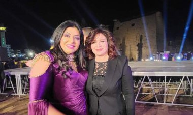 إلهام شاهين تُهنئ هالة صدقي بتكريمها في مهرجان الأقصر للسينما الإفريقية