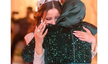 «حُضن وقُبلات أفاعي».. صور المتهمة بقتل والدتها في بورسعيد خلال حفل خطبتها