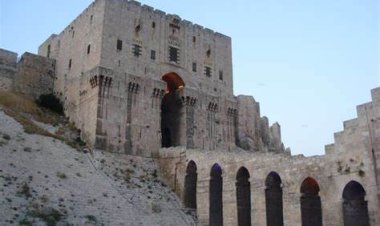 عاجل.. تصدع قلعة حلب التاريخية جراء الزلزال المدمر