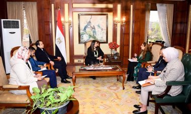 وزيرة الهجرة تلتقي وفدًا من مؤسسة «حياة كريمة» لتعزيز التعاون المشترك