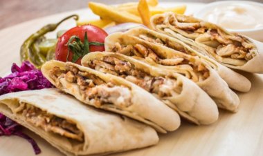 ضبط  دجاج وشاورما فاسدة داخل مطعم شهير بالشروق