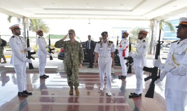 قائد القوات البحرية يستقبل نظيره الأمريكي