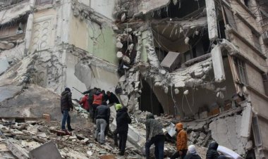 بالفيديو| رجال الدفاع المدني السوري ينقذون طفل من تحت الأنقاض