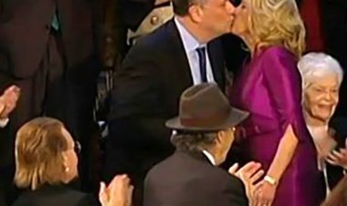 قبلة جيل بايدن وزوج كاميلا هاريس تشعل مواقع التواصل