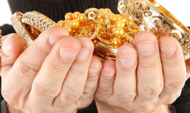 ضربوه بـ«شاكوش» وهو ساجد.. إصابة تاجر ذهب على يد سيدتين حاولتا سرقته بقنا