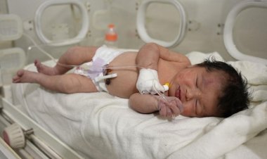 أم تضع مولدها وتتركه وأطراف جنين يُعيد الروح لـ الأب المكلوم.. حكايات أسفل أنقاض تركيا وسوريا