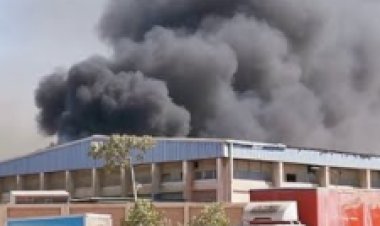 الدفع بـ 3سيارات إطفاء.. حريق هائل في مصنع بالشرقية