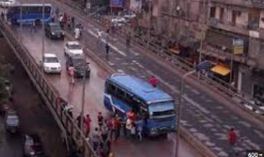 إصابة 3 أشخاص في اصطدام ميكروباص بالسور المعدني أعلى كوبري الدقي