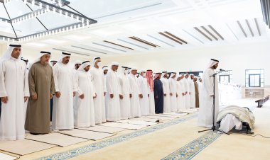 الشيوخ والمواطنون يؤدون صلاة الجنازة على الشيخة مريم الفلاسي