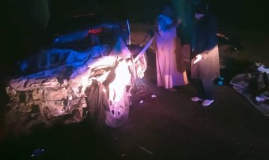 استخراج 3 أطفال محاصرين داخل سيارة بحادث طريق الواحات المروع