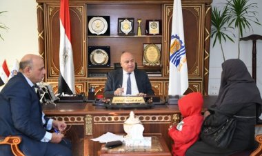 محافظ قنا يواصل إستقبال المواطنين بمكتبه لبحث شكواهم