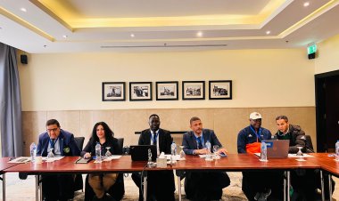 بيراميدز يرتدي زيه التقليدي أمام الجيش الملكي المغربي