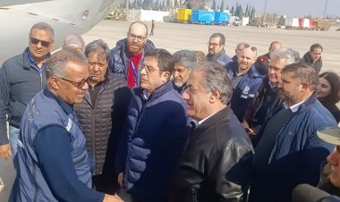 مدير «الصحة العالمية»  يصل إلى مطار حلب على متن طائرة محملة بمواد طبية