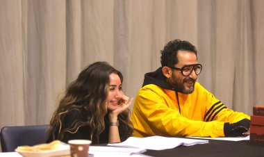 صور| أحمد حلمي وهنا الزاهد يواصلان تحضيرات مسرحية «ميمو»