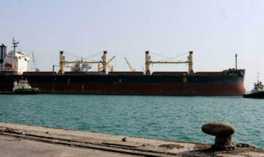 الحوثيون: عبور السفن التجارية إلى موانئ الحديدة دون احتجاز أو تأخير بارقة أمل للسلام
