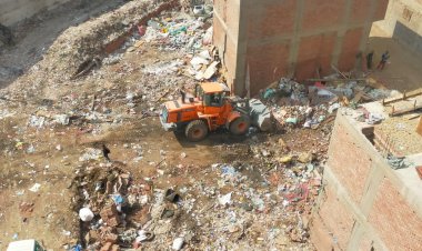 محافظ الجيزة: رفع ٦٥٠ طن مخلفات وتراكمات أسفل الدائري بالعمرانية