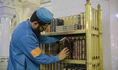 شؤون المسجد الحرام توزع نسخ القرآن الكريم بعدة لغات في أرجاء البيت العتيق