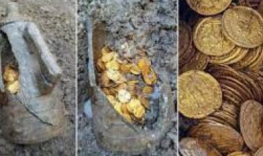 أثناء بحثها في القمامة.. سيدة تعثر على كنز بأحد الشواطئ