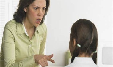 احذري توبيخ طفلك أمام الآخرين.. يشعره بالنقص وعدم احترام الذات