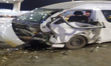 إصابة  5 أشخاص إثر اصطدام سيارة ميكروباص بكارتة على الطريق الأوسطي (صور)