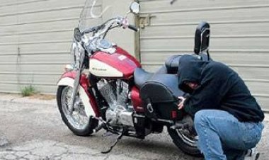 القبض على عصابة تسرق الدراجات النارية بالجيزة