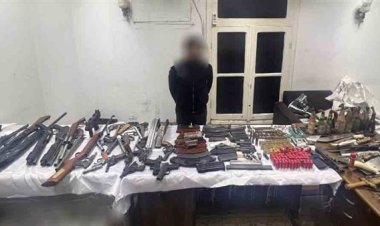 طلقة خاطئة كشفت المتهم.. ضبط ورشة بداخلها 200 قطعة سلاح ومولوتوف في قنا