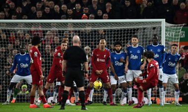 صلاح يحرز هدف تقدم ليفربول أمام إيفرتون في البريميرليج