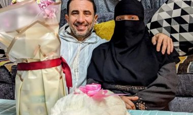 «فرخة داخل بوكس هدايا».. زوج يحتفل بـ«الفلانتين» بطريقة ساخرة في المنوفية (صور)