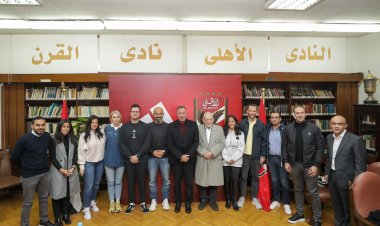 الخطيب يعزز الشراكة مع «أديداس».. ويهدي درع وعلم النادي لوفد الشركة