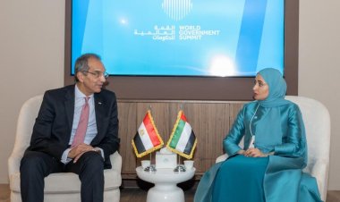 وزير الاتصالات يعقد مباحثات مع وزيرة الدولة للتطوير الحكومى بالإمارات لتعزيز التعاون