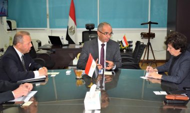 نائب وزير الإسكان يناقش مع «التمويل الأمريكية» خطط تحلية مياه البحر