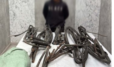 القبض على 3 أشخاص لاتهامهم بسرقة ألواح ومواسير من مواقع تحت الإنشاء بالتجمع