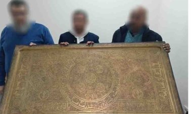 ضبط 3 أشخاص أثناء ترويجهم لبيع لوحة آثرية تعود للقرن السابع الهجري