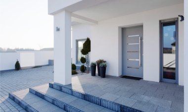 «شدة الرياح اغلقت الباب».. إنقاذ طفلة عمرها سنة محتجزة داخل شقة بحدائق الأهرام